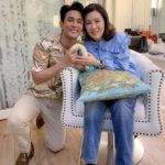 วันแม่ เหล่าคนบันเทิง แห่ลงรูปคู่ ญาญ่า หอบพวงมาลัยกราบตัก แม่แก้ว
