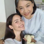 วันแม่ เหล่าคนบันเทิง แห่ลงรูปคู่ ญาญ่า หอบพวงมาลัยกราบตัก แม่แก้ว
