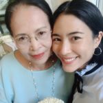 วันแม่ เหล่าคนบันเทิง แห่ลงรูปคู่ ญาญ่า หอบพวงมาลัยกราบตัก แม่แก้ว