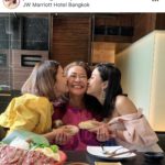 วันแม่ เหล่าคนบันเทิง แห่ลงรูปคู่ ญาญ่า หอบพวงมาลัยกราบตัก แม่แก้ว