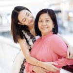 วันแม่ เหล่าคนบันเทิง แห่ลงรูปคู่ ญาญ่า หอบพวงมาลัยกราบตัก แม่แก้ว
