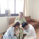 วันแม่ เหล่าคนบันเทิง แห่ลงรูปคู่ ญาญ่า หอบพวงมาลัยกราบตัก แม่แก้ว