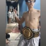 แบงค์-ธิติ ยิ้มละไม สาวหอบตุ๊กตาตัวใหญ่ พร้อมส่งกำลังใจเชียร์ ในศึก 10Fight10
