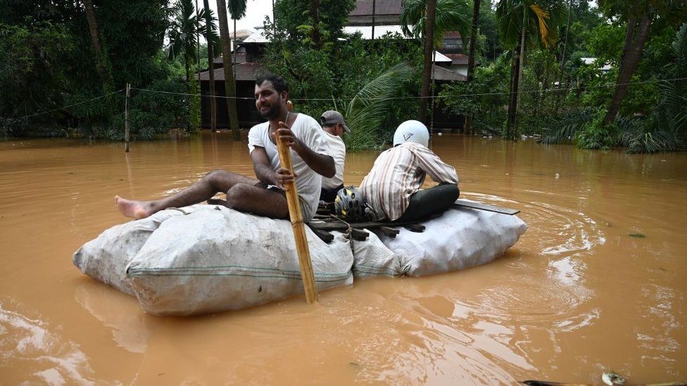 မြိတ်မြို့ရေကြီးရေလျှံလို့ ကိုယ့်နည်းကိုယ့်ဟန်နဲ့ ဖြေရှင်းကြ