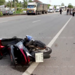 เซ่นอีกศพ! สาว23ขี่ข้ามสามแยกมรณะไม่พ้น พุ่งชนล้อบรรทุกพ่วงดับคาถนน(คลิป)