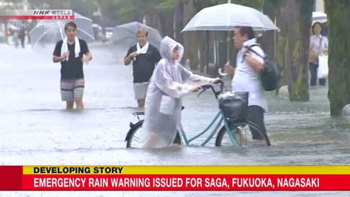 คิวชูอ่วมฝน-น้ำท่วมมิดรถ