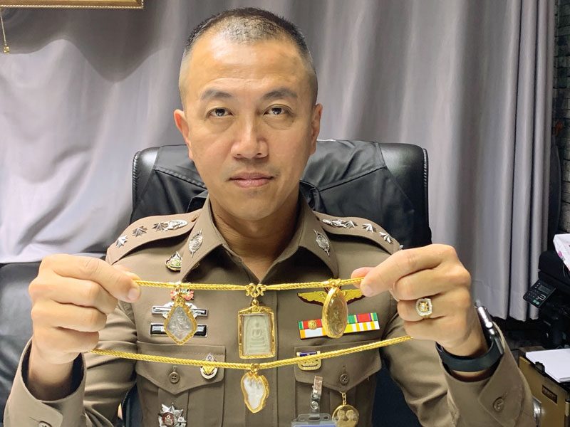 พ.ต.อ.นครินทร์ สุคนธวิท คล้องพระเครื่องดัง 4 องค์