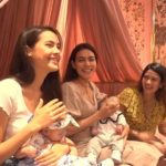 คิม มนุษย์แม่ เลี้ยงแฝดเก่ง มีก้า ถึงกับเผลอจุ๊บๆ กินนมจากอก ป๊อก-มาร์กี้ ตกใจลูก(คลิป)