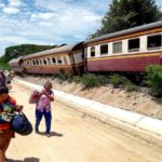 ระทึกทั้งขบวน! รถไฟตกรางที่หัวหิน จัดรถรับคนตกค้าง ปิดเส้นทางกู้ 5 ชั่วโมง