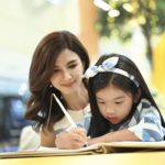 ‘แม่โบว์-น้องมะลิ’ร่วมเวิร์กช็อปจัดดอกไม้สุดอบอุ่น! งาน‘สานพรรณไม้ รวมใจราษฎร์ สู่แม่แห่งแผ่นดิน’