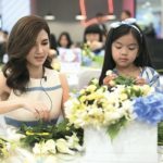 ‘แม่โบว์-น้องมะลิ’ร่วมเวิร์กช็อปจัดดอกไม้สุดอบอุ่น! งาน‘สานพรรณไม้ รวมใจราษฎร์ สู่แม่แห่งแผ่นดิน’