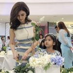 ‘แม่โบว์-น้องมะลิ’ร่วมเวิร์กช็อปจัดดอกไม้สุดอบอุ่น! งาน‘สานพรรณไม้ รวมใจราษฎร์ สู่แม่แห่งแผ่นดิน’