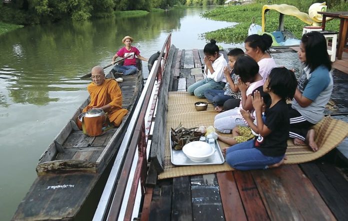 เที่ยวซุกซนชิมขนม ‘สายบัว’บ้านแหลม : สดจากเยาวชน