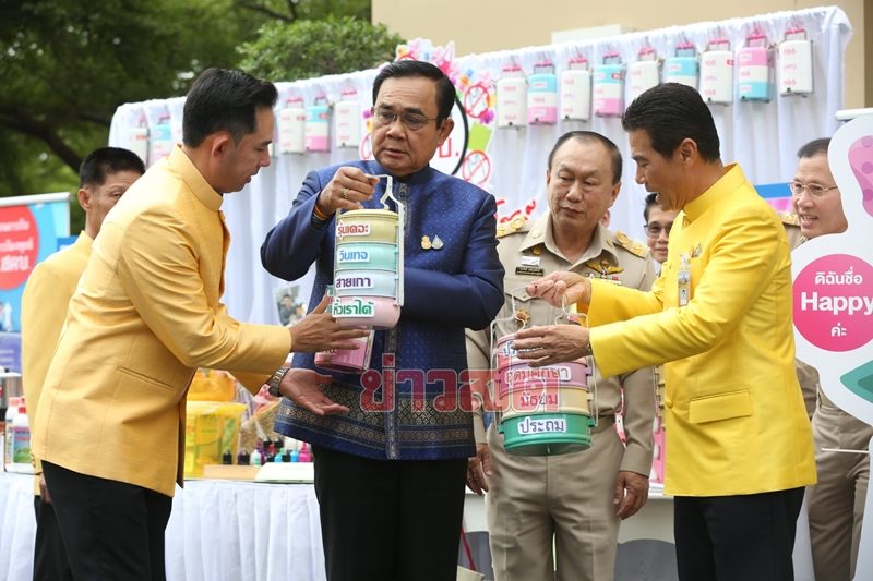 นายเทวัญ ลิปตพัลลภ รัฐมนตรีประจำสำนักนายกรัฐมนตรี นำคณะเข้าพบนายกฯ