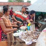 เชื่อบันดาลโชคลาภ! โครงกระดูกมนุษย์โบราณ โผล่กลางหมู่บ้าน แห่ขอเลขเด็ด