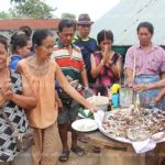 เชื่อบันดาลโชคลาภ! โครงกระดูกมนุษย์โบราณ โผล่กลางหมู่บ้าน แห่ขอเลขเด็ด