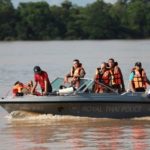 ผบช.สตม. ขับเรือตรวจการณ์ตามแนวชายแดนลุ่มแม่น้ำโขง เยี่ยมจนท.-มอบสิ่งของ