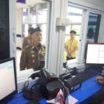 ผบช.สตม. ขับเรือตรวจการณ์ตามแนวชายแดนลุ่มแม่น้ำโขง เยี่ยมจนท.-มอบสิ่งของ