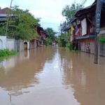 ปราจีนฯอ่วม! ฝนถล่มนาน 2วัน น้ำทะลักท่วมชุมชนตลาดเก่า ซัดสะพานขาด (คลิป)