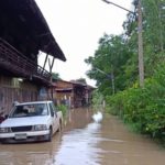 ปราจีนฯอ่วม! ฝนถล่มนาน 2วัน น้ำทะลักท่วมชุมชนตลาดเก่า ซัดสะพานขาด (คลิป)