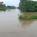 ปราจีนฯอ่วม! ฝนถล่มนาน 2วัน น้ำทะลักท่วมชุมชนตลาดเก่า ซัดสะพานขาด (คลิป)