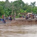 ปราจีนฯอ่วม! ฝนถล่มนาน 2วัน น้ำทะลักท่วมชุมชนตลาดเก่า ซัดสะพานขาด (คลิป)