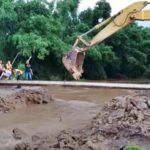 ปราจีนฯอ่วม! ฝนถล่มนาน 2วัน น้ำทะลักท่วมชุมชนตลาดเก่า ซัดสะพานขาด (คลิป)