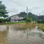 ปราจีนฯอ่วม! ฝนถล่มนาน 2วัน น้ำทะลักท่วมชุมชนตลาดเก่า ซัดสะพานขาด (คลิป)
