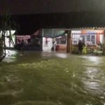 ทั้งลมทั้งฝนถล่ม ศรีราชา น้ำทะลักท่วมบ้านปชช. ถนนหลายสายจมบาดาล (คลิป)