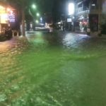 ทั้งลมทั้งฝนถล่ม ศรีราชา น้ำทะลักท่วมบ้านปชช. ถนนหลายสายจมบาดาล (คลิป)