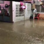 ทั้งลมทั้งฝนถล่ม ศรีราชา น้ำทะลักท่วมบ้านปชช. ถนนหลายสายจมบาดาล (คลิป)