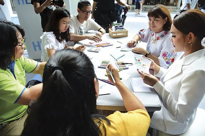 กรมสุขภาพจิตจัด‘หัวใจมีหู’ รณรงค์ป้องกันการฆ่าตัวตาย : รายงานพิเศษ