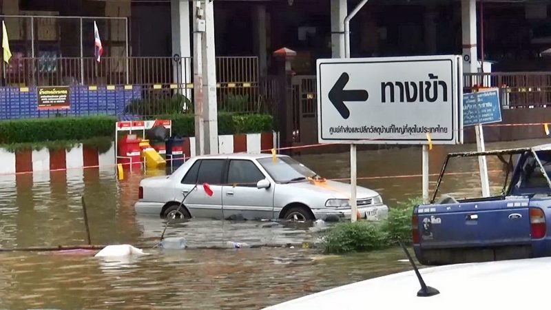 แม่น้ำมูล ทะลักท่วมถนนสายหลักของจ.อุบลราชธานี
