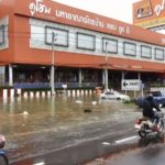 สูงขึ้นต่อเนื่อง! แม่น้ำมูลทะลักท่วมถนนสายหลัก อุบลราชธานีจมบาดาลแล้ว (คลิป)