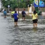 สูงขึ้นต่อเนื่อง! แม่น้ำมูลทะลักท่วมถนนสายหลัก อุบลราชธานีจมบาดาลแล้ว (คลิป)