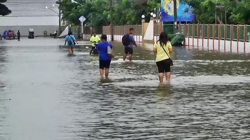 ประชาชนเริ่มเดินทางลำบาก หลังจากแม่น้ำมูลไหลเข้าท่วมถนนสายหลัก