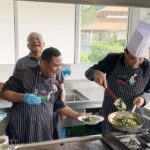 'บิ๊กตู่' ลุยเกาะสมุย สวมวิญญาณเชฟ โชว์ทำใบเหลียงผัดไข่ 'เทพเทือก' ต้อนรับอบอุ่น(คลิป)