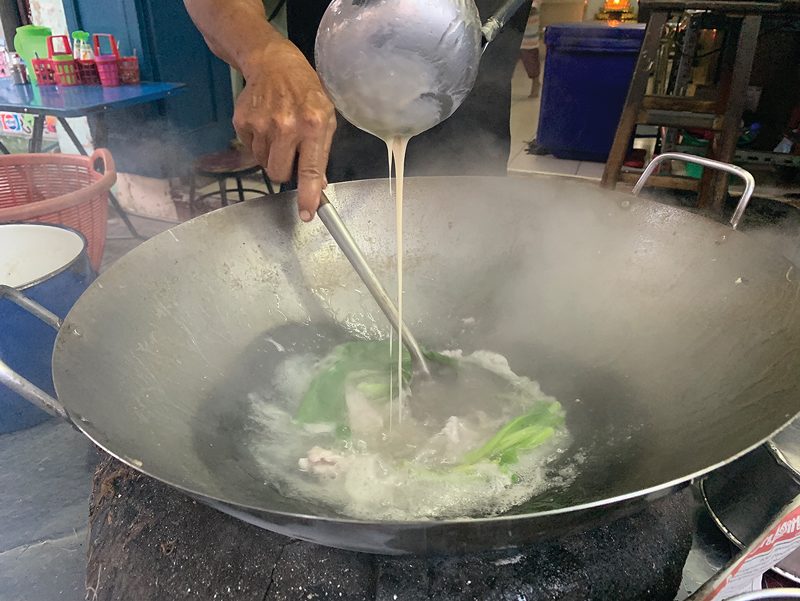 ราดหน้าแป๊ะไจ๊สูตรปรุงเตาถ่าน