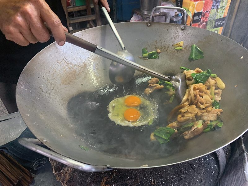 ราดหน้าแป๊ะไจ๊สูตรปรุงเตาถ่าน