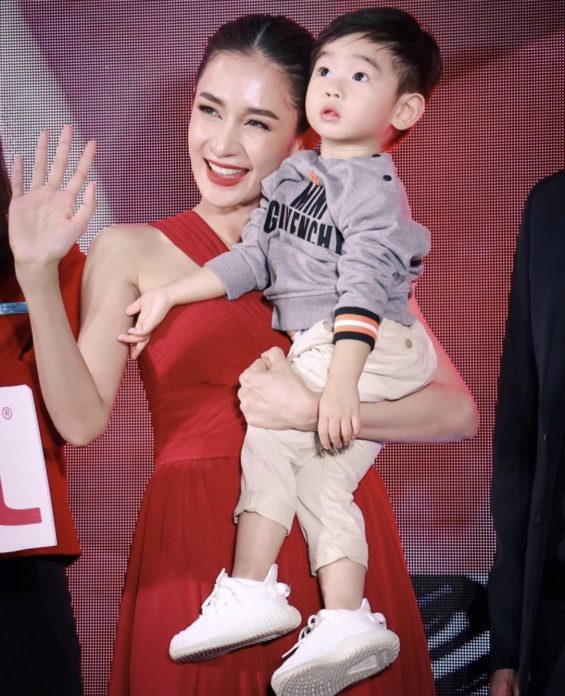เนย โชติกา เนย โชติกา