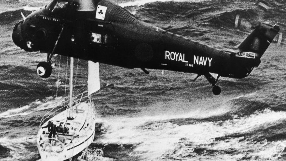 เฮลิคอปเตอร์ของกองทัพเรือช่วยชีวิตลูกเรือของเรือยอชต์ Camargue หลังจากการแข่งขันเรือยอชต์ฟาสต์เน็ตเผชิญกับพายุรุนแรง