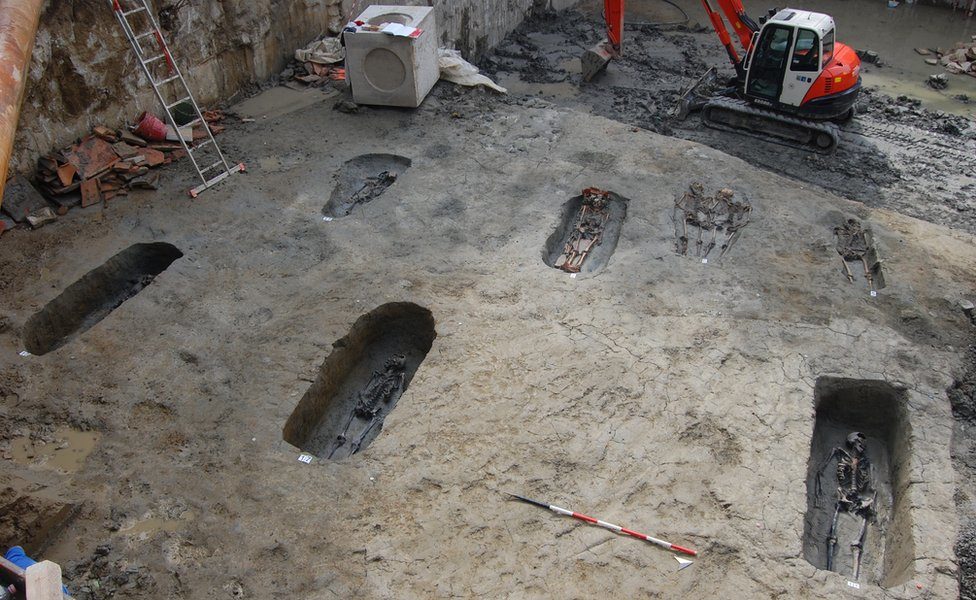 They were found in an Italian Late Antiquity cemetery (4th‒6th century, Ciro Menotti, Modena)12, together with other eleven individuals.
