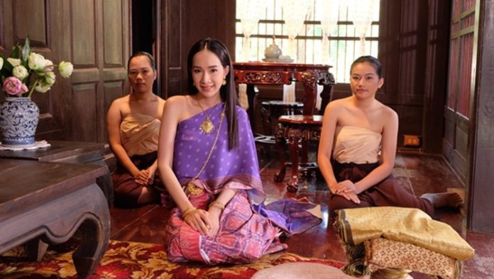 ลายผ้าไทย ลิขิตแห่งจันทร์