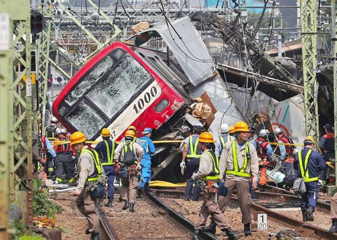 รถไฟสายด่วน “ชนยับ”
