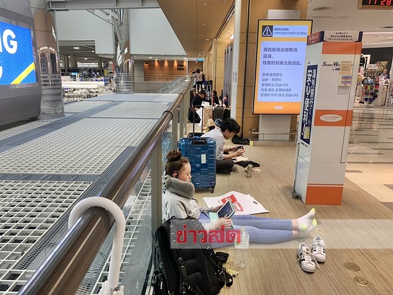 บริเวณเทอร์มินอล 2 ของสนามบินนาริตะ ที่นักท่องเที่ยวต่างชาติปักหลักรอกลับบ้าน