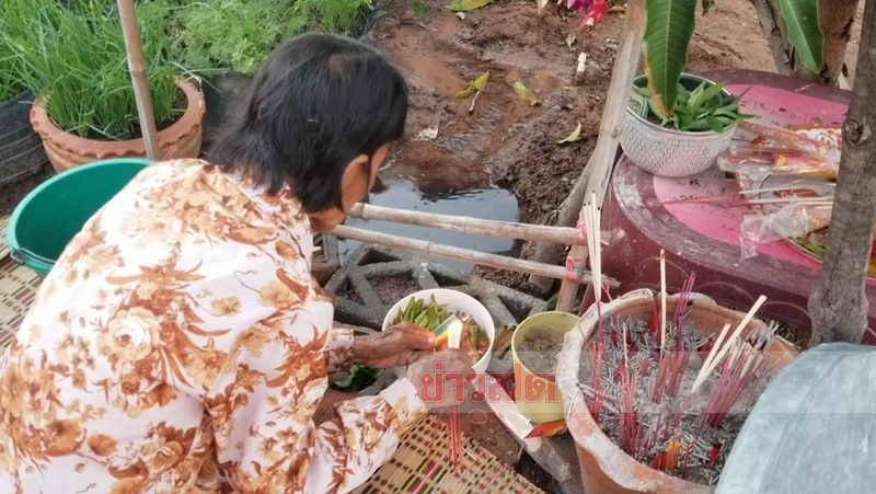 ชาวบ้านนำกระถางธูปมากราบไหว้และตักน้ำที่พบในบ่อ เชื่อเป็น พญานาค คายน้ำออกจากถ้ำ