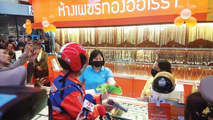 ตร.ปิดคดีโจรแต่งชุดปณ. บุกเดี่ยวปล้นทองในห้าง ที่แท้อดีตพนักงานแสบ : สดจากสนามข่าว