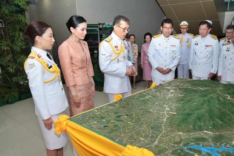 'ในหลวง-พระราชินี' เสด็จฯ พร้อม 'เจ้าฟ้าพัชรกิติยาภา' ทรง ...