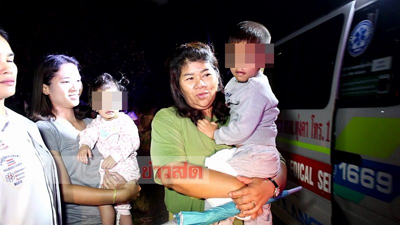 ชาวบ้านพลเมืองดีเข้าช่วยเหลือ 2 เด็กน้อยที่เดินทางมากับรถที่ประสบอุบัติเหตุ
