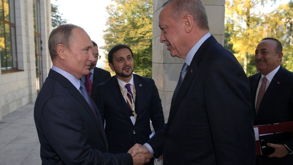 นายวลาดิเมียร์ ปูติน (ซ้าย) ประธานาธิบดีรัสเซีย จับมือกับ นายเรเจป ทายยิป แอร์โดอัน ประธานาธิบดีตุรกี ในเมืองโซชิ ของรัสเซีย 22 ต.ค. 2019